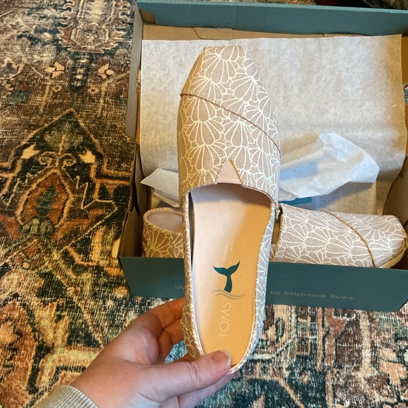 NWT TOMS women alpargata, size 8.5, light mauve with white seashell design - Picture 2 of 6